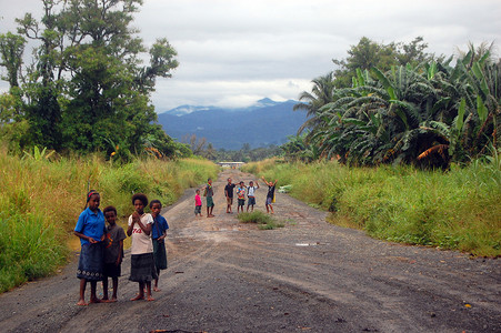 新几内亚摄影照片_巴布亚新几内亚路上的儿童
