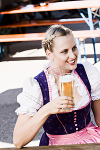 啤酒花园里的巴伐利亚女人