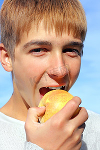刚仁波齐摄影照片_男孩吃苹果