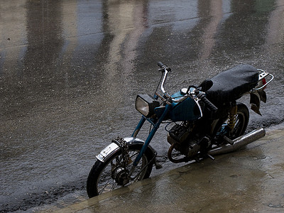雨天锁摩托车