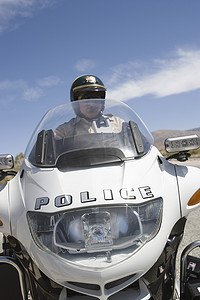 骑摩托车的成熟警察