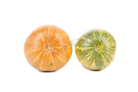 两个新鲜的橙色和绿色南瓜