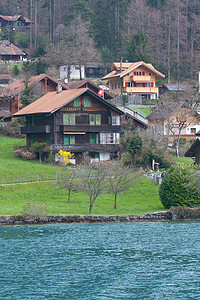 湖畔小屋摄影照片_图恩湖畔瑞士风格的小屋