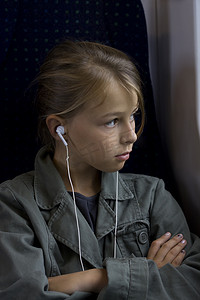 远距离通勤摄影照片_火车上的年轻女孩