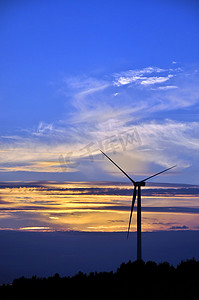 日落的风力涡轮机农场
