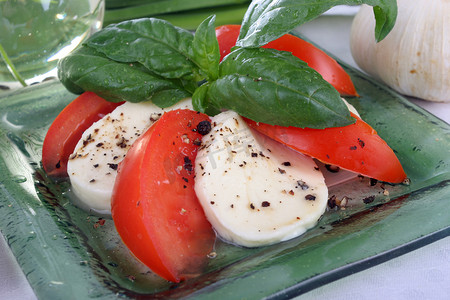 西红柿配马苏里拉奶酪。