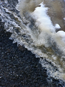 溪流和冰