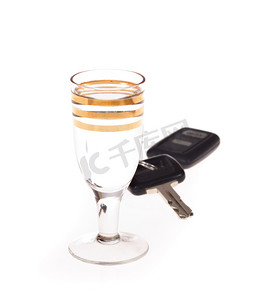 饮酒驾驶摄影照片_一杯伏特加和汽车钥匙