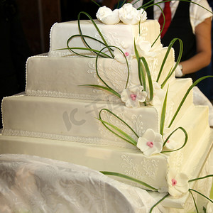 巨大的婚礼蛋糕或生日蛋糕 - 英式风格