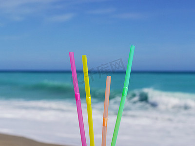彩色吸管杯摄影照片_稻草海滩饮料