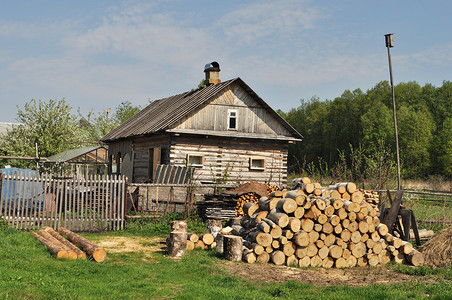 有堆木柴的乡间别墅