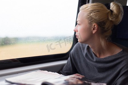 坐火车旅行的女士。