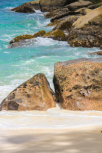 完美无瑕摄影照片_塞舌尔天堂岛上的大光滑石头和绿松石水