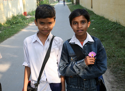 两个朋友在西孟加拉邦索纳卡利上学
