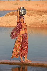 印度文化摄影照片_Khichan 村当地妇女头上顶着水罐