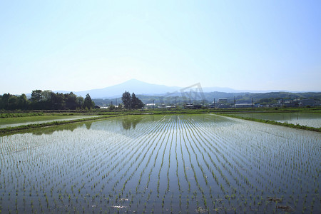 日本风情摄影照片_冰上山和田园风光