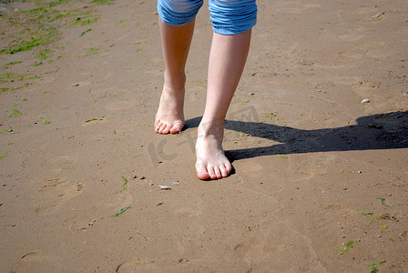 漫步摄影照片_踩在沙子上的脚步。