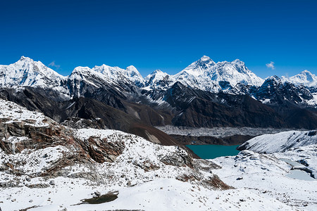 从 Renjo Pass 欣赏著名山峰：珠穆朗玛峰、普莫里峰、马卡鲁峰