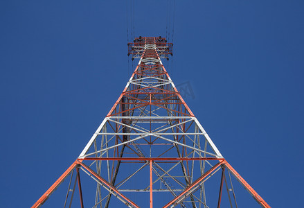 蓝天中的红色三角形电力塔
