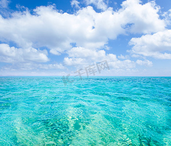 蓝天下的贝利阿里群岛绿松石海