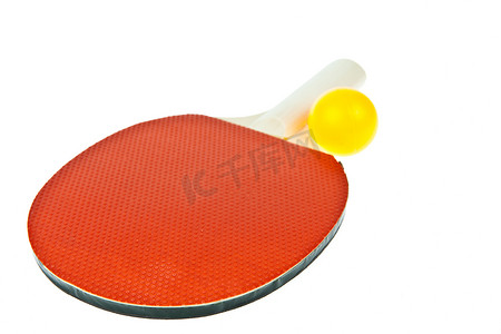 乒乓球拍和球隔离在白色背景