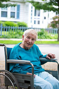 奶奶种地摄影照片_轮椅的愉快的资深夫人