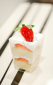 红色小草莓摄影照片_草莓芝士蛋糕