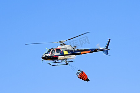 水袋气球摄影照片_带水袋的消防直升机