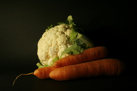 白色小花摄影照片_花椰菜和胡萝卜