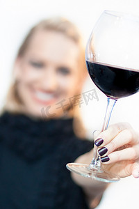 干杯聚会摄影照片_用一杯红酒敬酒。