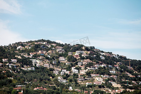 人口众多摄影照片_山腰上的村庄