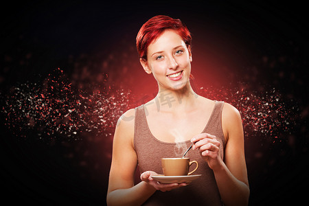 快乐的红发女人喝咖啡