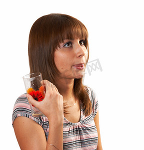 女孩喝果汁