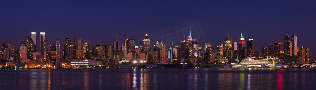 纽约州摄影照片_曼哈顿中城天际线和哈德逊河的全景在晚上，纽约市，纽约州，美国