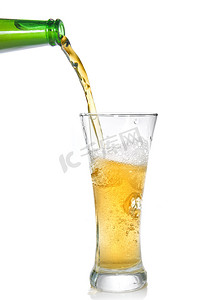 啤酒从瓶子里倒入白色隔离的玻璃杯中