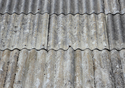 小庇护所的旧石棉屋顶