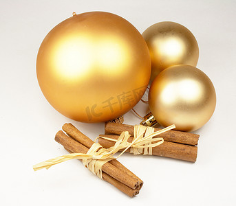 圣诞节球水晶球摄影照片_金色水晶球