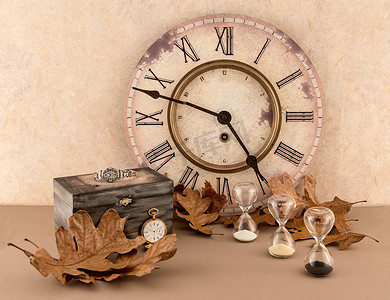带有秋叶的挂钟、沙漏、手表和怀表