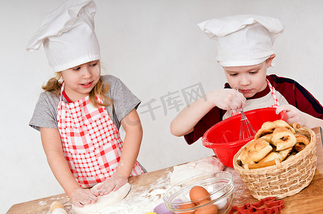 两个孩子做饭