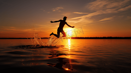 日落时在水面上跳跃的人物剪影1