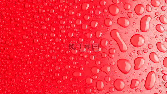 红色背景上的透明水滴雨滴