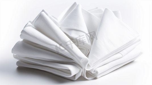 白色背景上的小折面餐巾白色的布