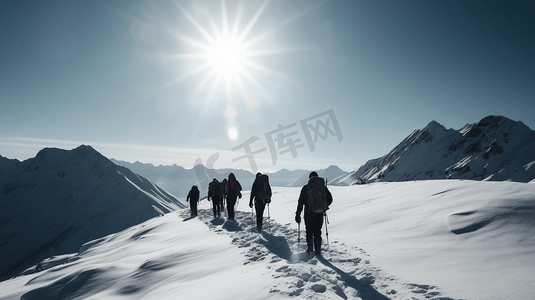 登山爱好者在白雪覆盖的山上徒步2