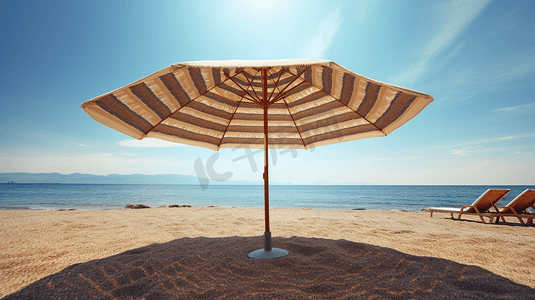 太阳伞摄影照片_夏天夏季夏日旅游旅行度假太阳伞沙滩大海海洋海边假期摄影图配图
