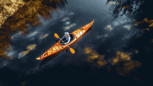 一个人在夕阳中划皮划艇