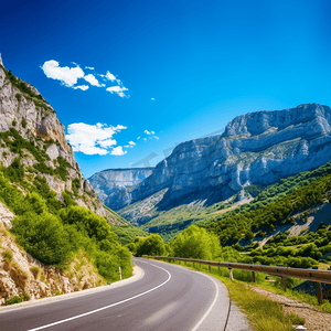 蓝天下美丽的开放沥青山路法国的风景