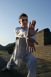 穿中式传统服装的外国人在长城上表演武术
