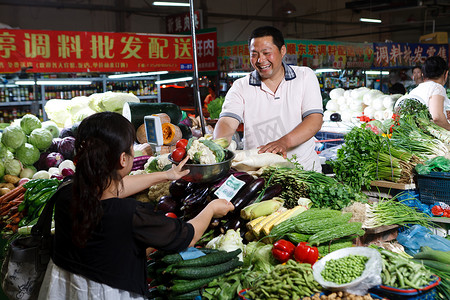 卖菜摄影照片_一个菜农在菜市场里卖菜