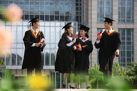 校园美女摄影照片_四个身穿学士服的大学生