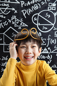 儿童数学摄影照片_孙悟空造型的小男孩站在黑板前